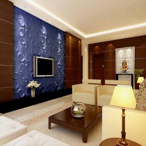 Se trata de una imagen que muestra un salón moderno con un toque artístico en 3D. El protagonista de la imagen es un panel de pared azul que añade profundidad y textura al espacio. Este panel 3D crea una apariencia vanguardista y sofisticada en la habitación, haciendo que se destaque.
