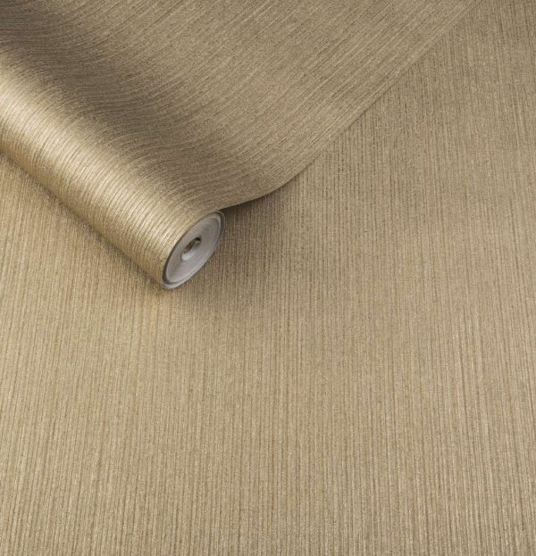 Es un rollo de papel de colgadura o papel tapiz de color oro que está sobre una superficie blanca. Junto a este rollo, también hay cortinas.