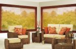 Sala con muebles de un color marrón que hacen juego a sus ventanas con persianas del mismo color