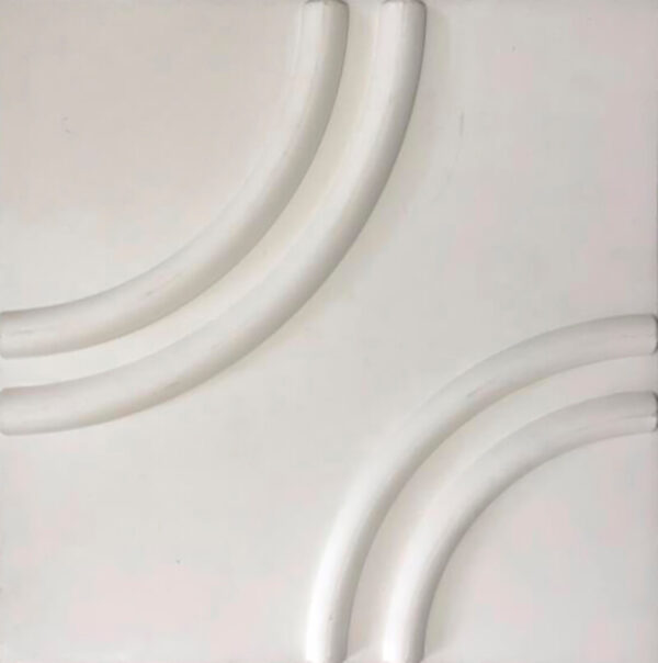 Esta es una imagen de un panel decorativo 3D llamado "Arco". El diseño es bastante atractivo y moderno, esencialmente compuesto por líneas curvas que forman un patrón vibrante y dinámico. Este objeto puede aportar un toque cómodo y creativo en cualquier habitación, ayudando a resaltar la pared en la que se coloca. El panel parece tener una textura dimensional, haciendo que parezca casi como si estuviese tallado con precisión para producir las líneas ondulantes que lo atraviesan. Es el tipo de decoración perfecto para aquellos que buscan explorar más allá del arte plano o las decoraciones tradicionales de pared.