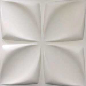 La imagen muestra una pared blanca en Bogotá que ha sido decorada con un panel 3D llamado Aryl. Este panel presenta un patrón distintivo de cuadrados y triángulos que crean una ilusión de profundidad y movimiento en la pared. Los cuadrados son planos mientras los triángulos parecen sobresalir, dando al muro una interesante textura visual tridimensional.