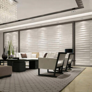 Sala elegante con ventanales usando panel decorativo en fibra vegetal en 3D