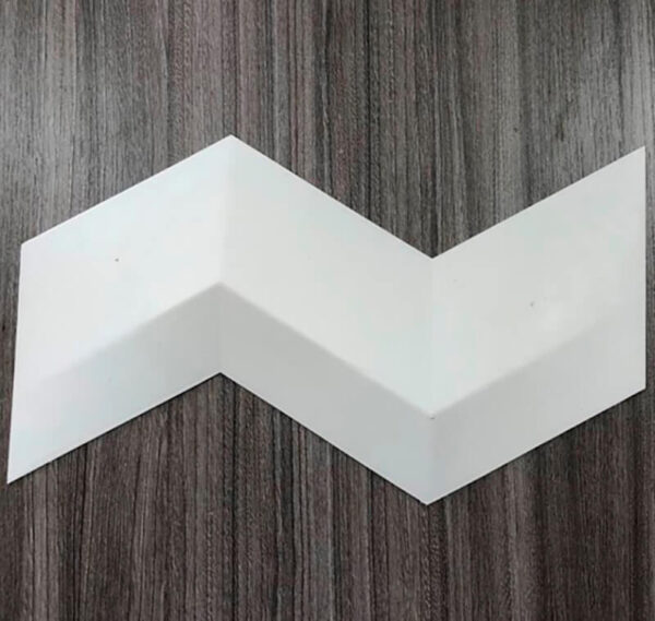 Esta imagen muestra un panel decorativo 3D de color blanco con un diseño de pajarito. Este objeto está perfectamente colocado sobre una superficie de madera. Con su aspecto entre rústico y moderno, este panel parece ser ideal para agregar un toque artístico a cualquier habitación en Bogotá.